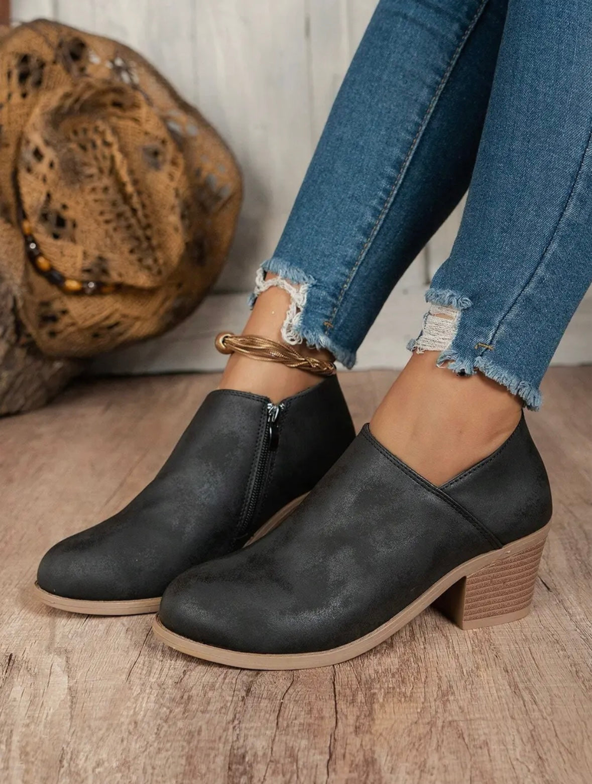 Tulip Opening Suede Boots